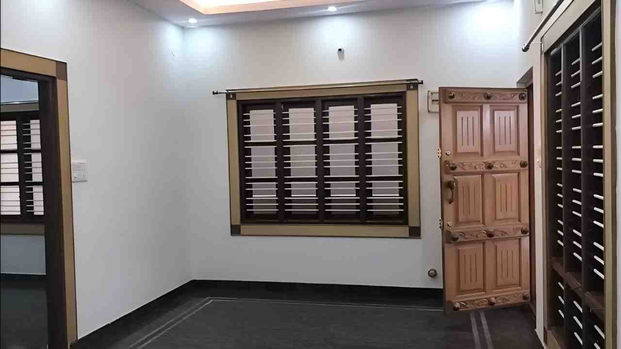 Ready-to-Move in Luxury Indepented House For Sale in NRI Layout — image 7 of 10